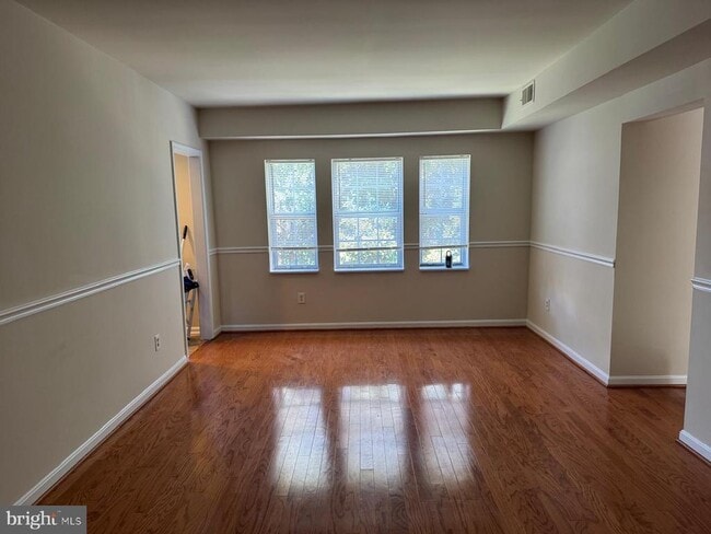 Building Photo - 1720 Queens Ln Unit 3-172