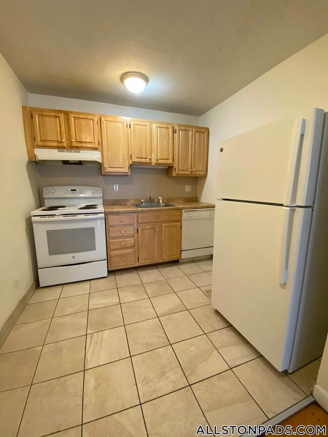 Building Photo - 84 Gardner St