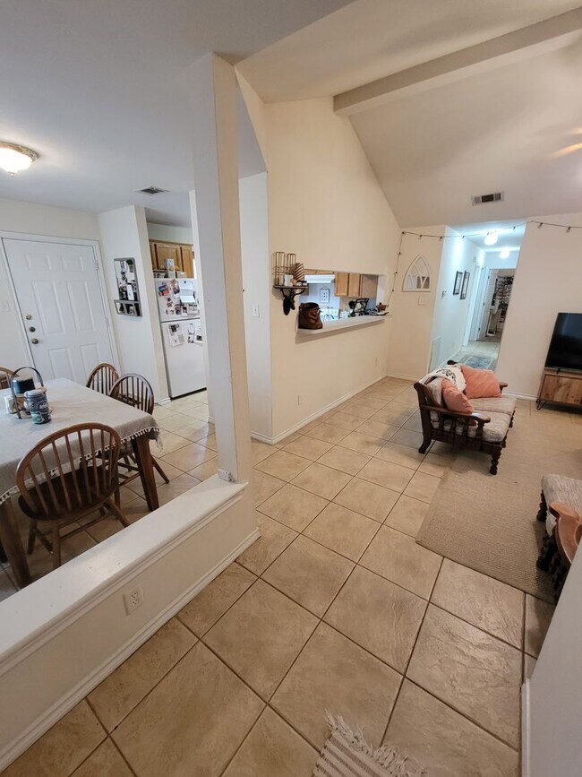 Photo - College Station - 3 bedroom / 2 bath duplex with fenced in yard and washer / dryer included