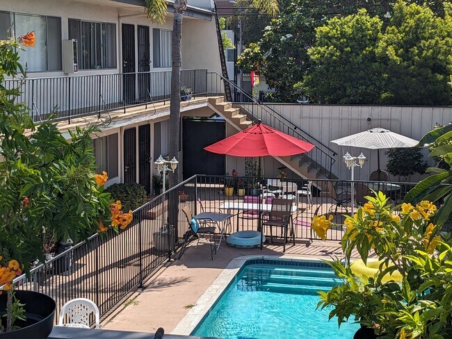 Área de la piscina - Frente al edificio - 20425 Anza Ave