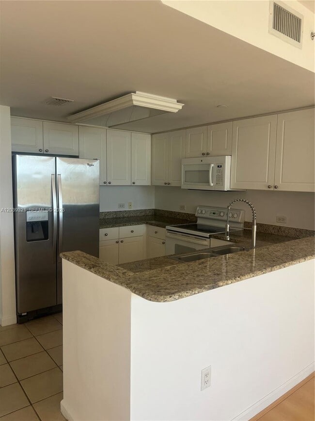 Building Photo - 19501 W Country Club Dr Unit 611