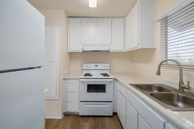 1BR, 1BA - 566SF - with Patio - Kitchen
