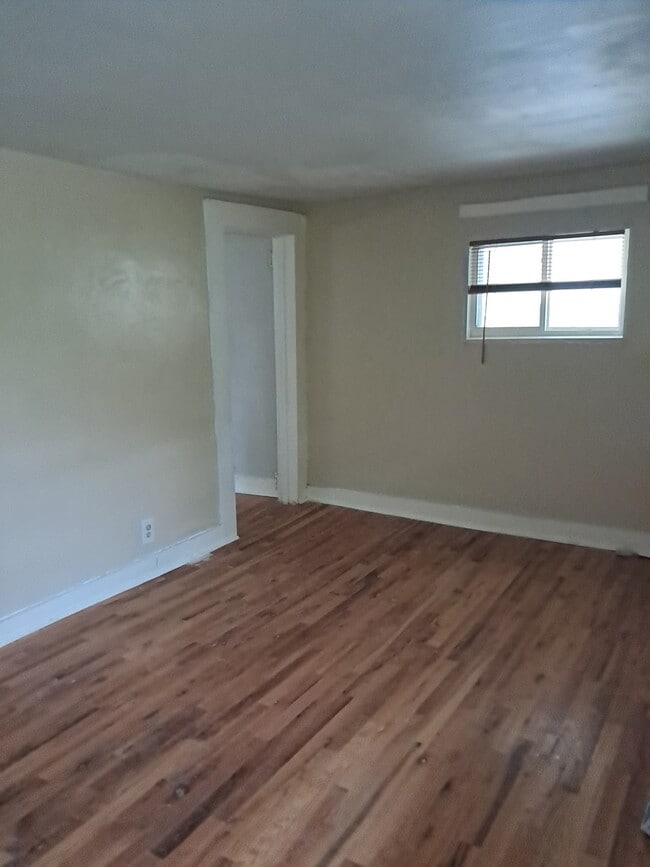 Photo - 4908 Eau Claire St