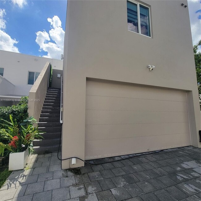 Building Photo - 10435 NW 66th St Unit Next Gem