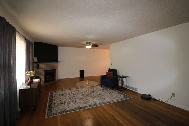 Photo - Amazing 4 bedroom 2 bathroom home located ...
