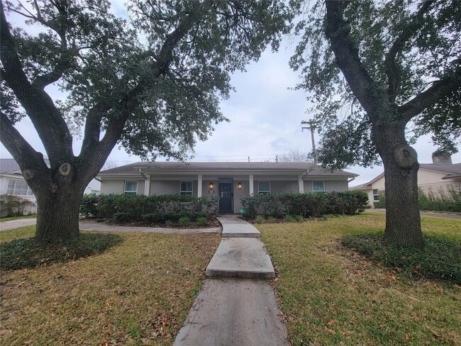 Photo - 1007 Blue Willow Dr House