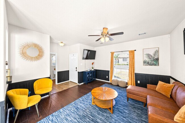 Photo - Downtown Home within Minutes from the Riverwalk & Alamodome ~ Large Corner Lot!