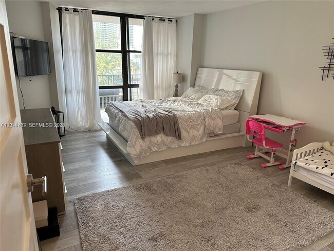 Photo - 800 Parkview Dr Unit 412