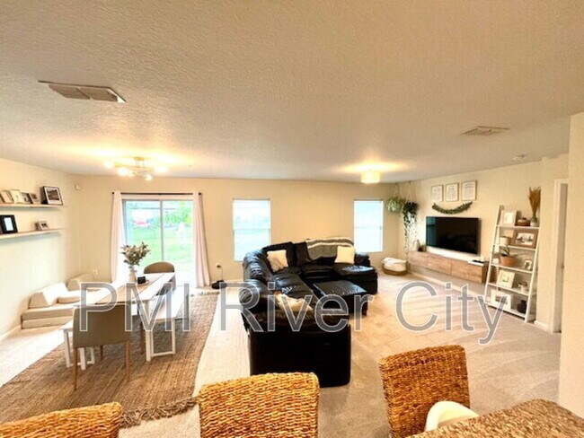 Photo - 6794 Langford St