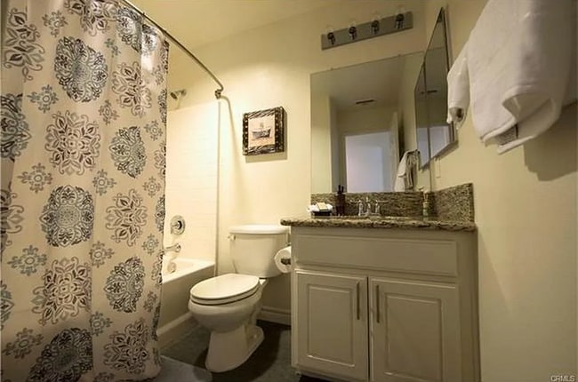 Baño - 3984 Polk St