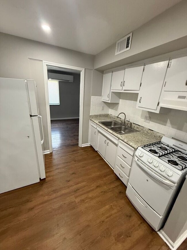 Photo - 208 Lakeshore Dr