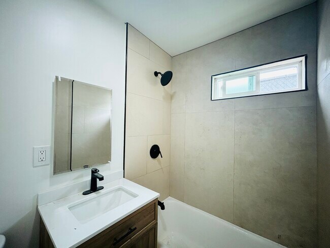 633 Rose Ave Unit 4