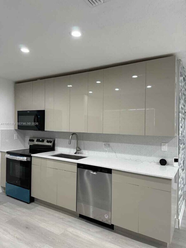 Photo - 635 N 28th Ave