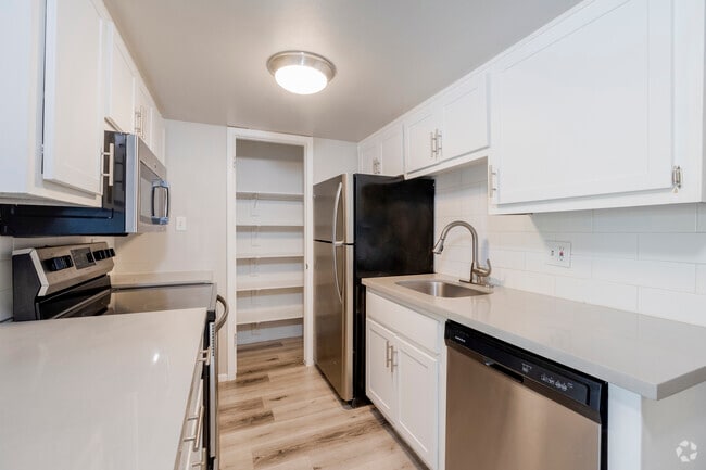 2BR, 2BA - 818SF - Kitchen