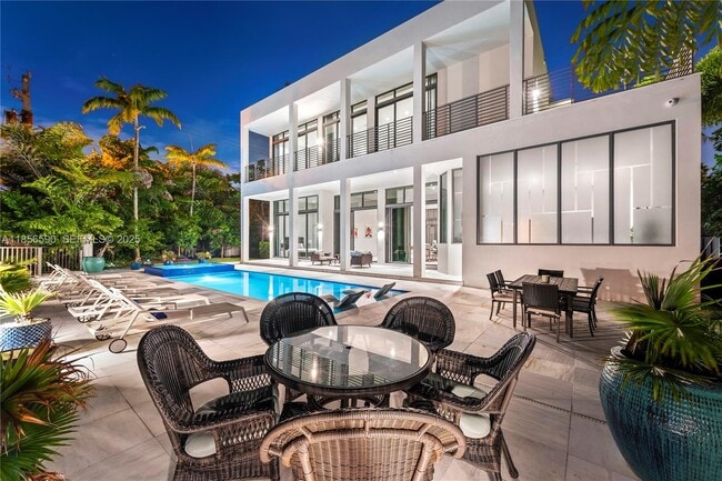 Photo - 2700 NE 18th St