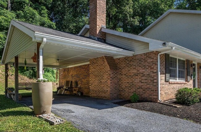 Photo - 907 Rhue Haus Ln