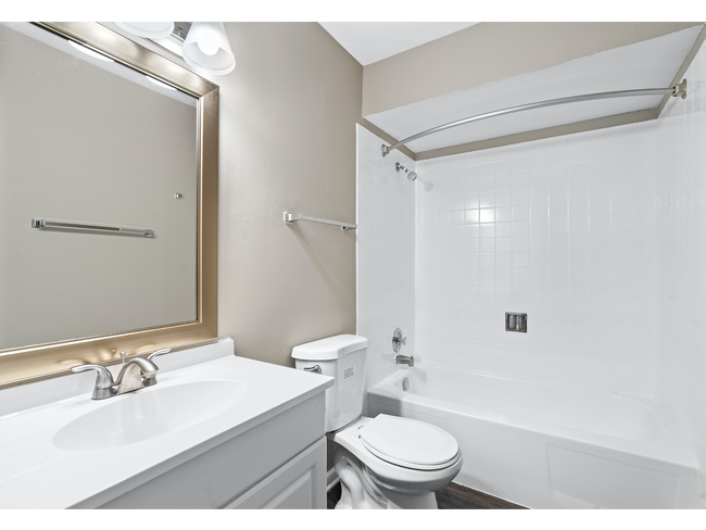 Full Bathroom | Apartments for Rent in Woodridge, Illinois | The Townhomes at Highcrest