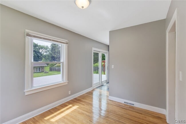 Photo - 116 Richmond Rd E