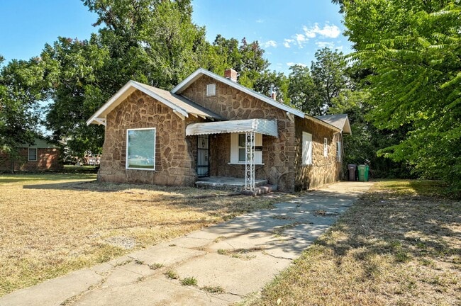 Photo - Large 2 bed / 1 bath house! 3 Minutes from I-235, and 10 Minutes from Bricktown!