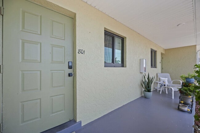 Photo - "Charming 2-Bed, 2-Bath Villa in Lake Shore Condominiums" Unidad 801