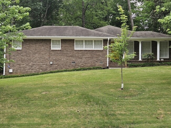 Building Photo - Spacious 3 Bedroom Brick Ranch Home (FURNISH)