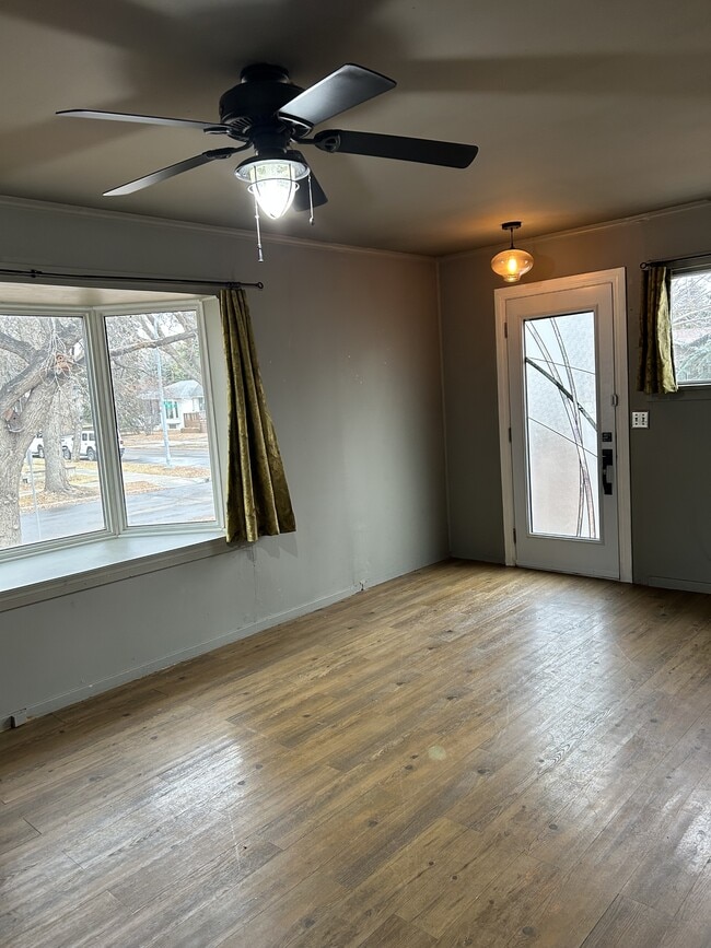 Photo - 11864-11858 58 St NW