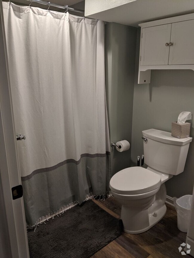 Building Photo - Crescent Hill  Charming Three Bedroom Bung... Rental