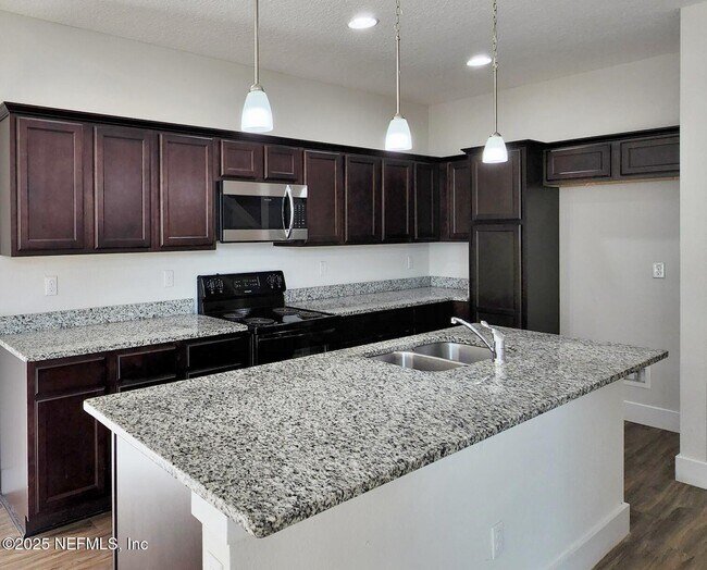 Photo - 834 4th St N