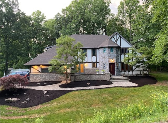 Building Photo - 102 Longfellow Close