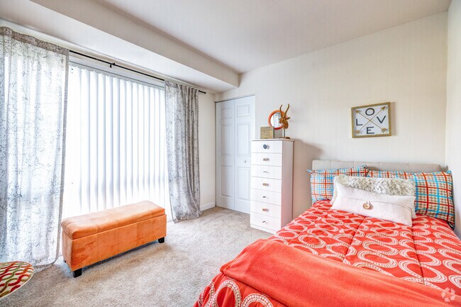 2BR, 1BA - 995SF - Bedroom