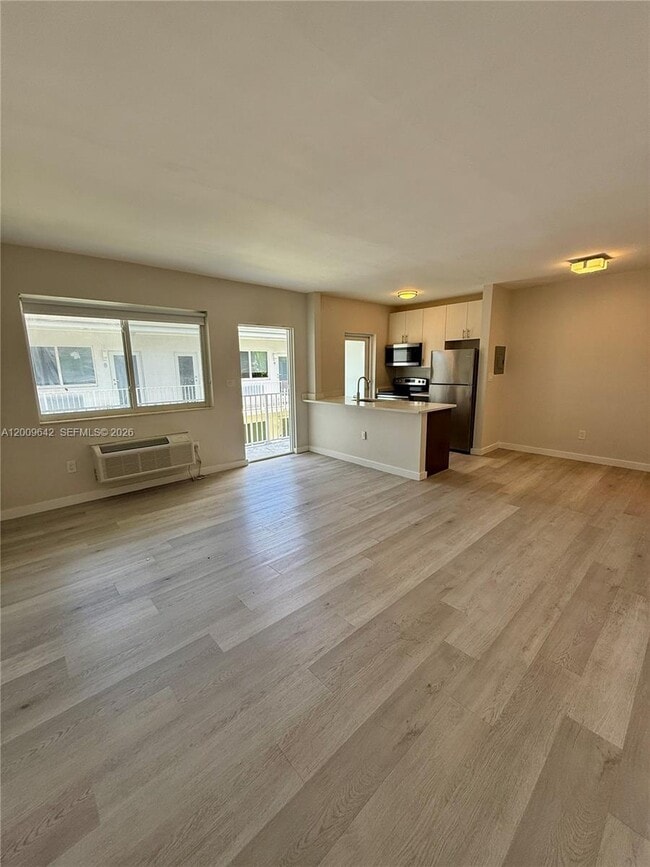 Building Photo - 1525 Michigan Ave Unit 8