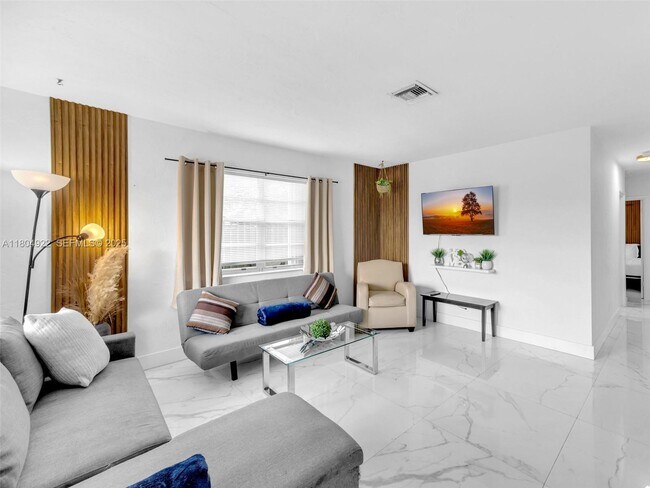 Photo - 421 W Pembroke Rd Unit 0