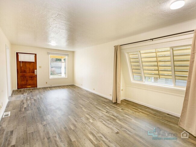 Photo - 365 16th St SE