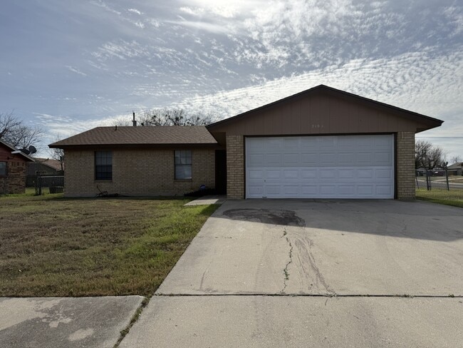 Building Photo - 2102 Spicewood Dr