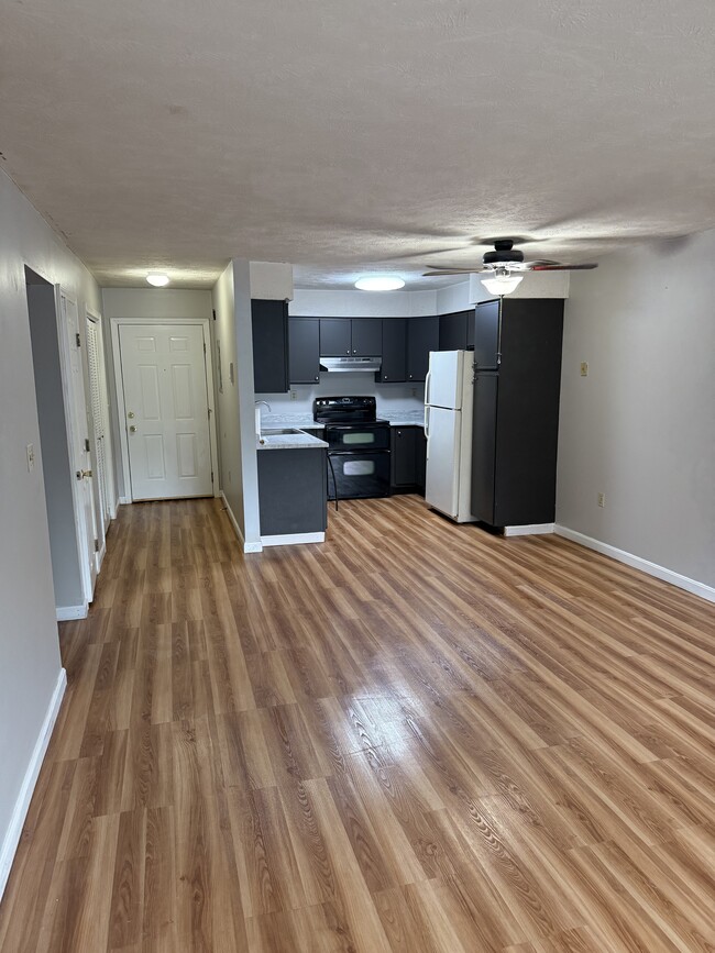 Building Photo - 1901 Bodwell Rd Unit 9 Rental