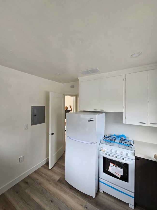 Building Photo - 1049 56th St Unit Lower Rental