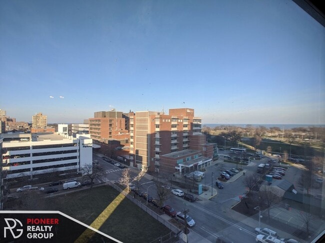 Building Photo - 4600 N Clarendon Ave Unit 812
