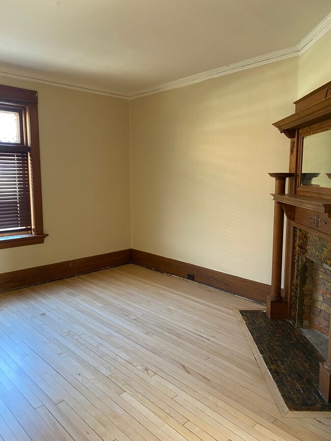 Photo - 826 E 2nd St