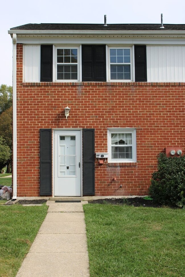 Building Photo - Townhouse