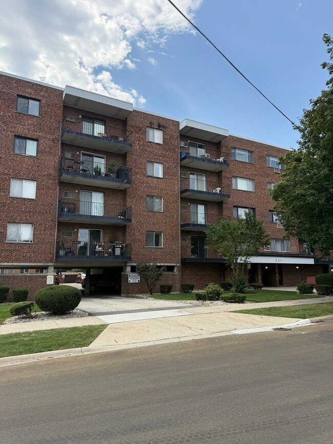 Building Photo - 205 W Miner St Unit 106