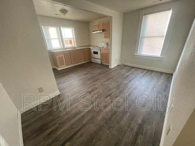 Photo - 511 W 12th St