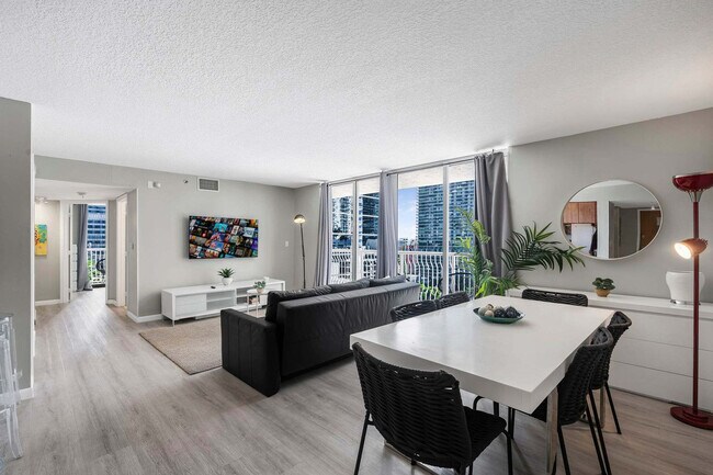 Photo - 1 SE 12th St Unidad FL15-ID1022183P