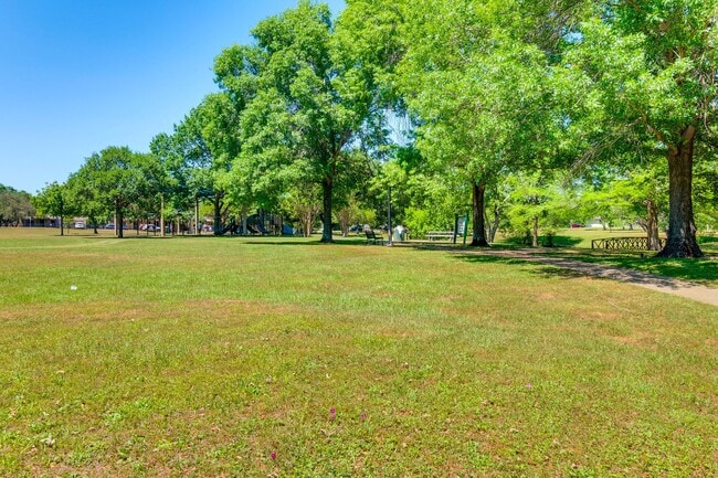 Photo - College Station - 2 bedroom - 1 bath - fenced in yard - WD connections