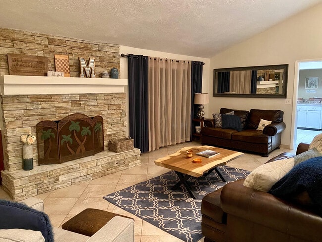 Photo - 305 Sweetwater Creek Dr W