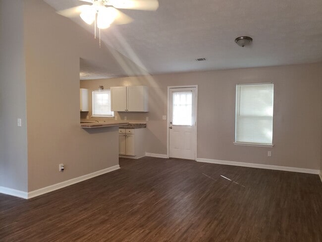 Photo - Spacious Ranch-Style 3 Bedroom Home with Bonus room Large back yard!