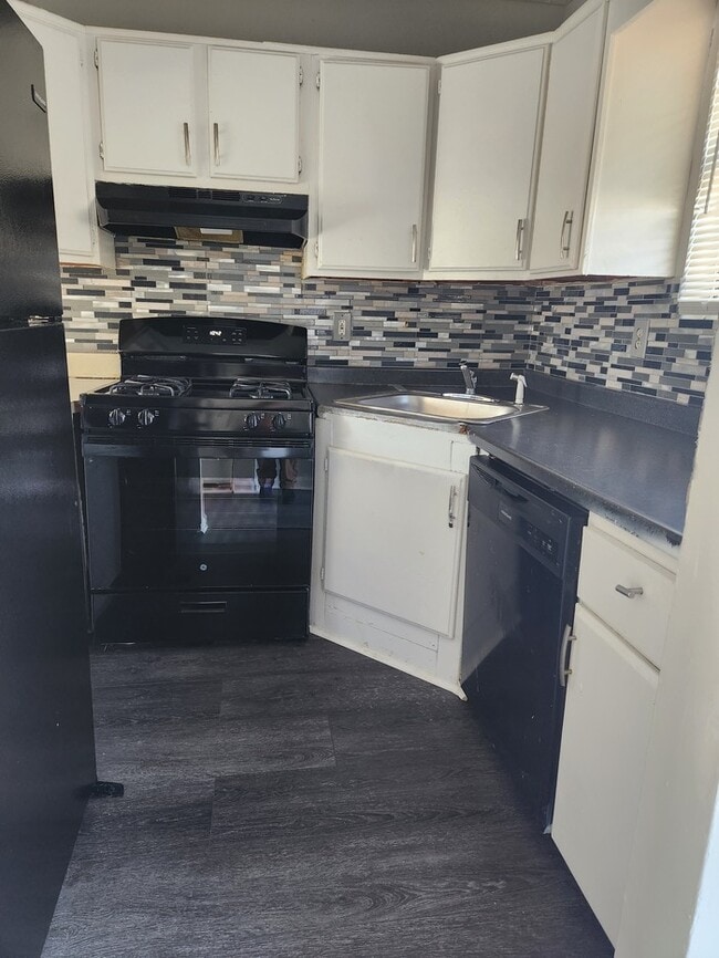 Building Photo - Spacious 3 Story Townhome