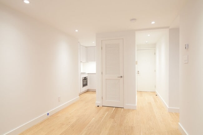 Building Photo - 4580 Chemin Queen Mary Unit 103