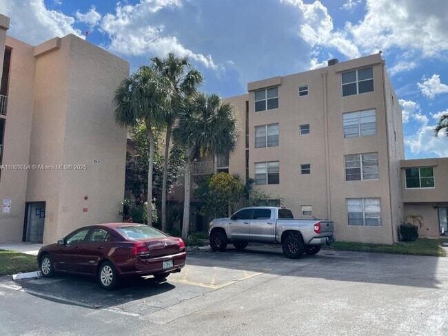 Building Photo - 9431 Live Oak Pl Unit 203 Rental