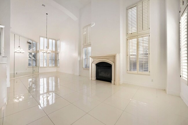 Photo - 5 Bedroom Luxury Home In Peccole Ranch!