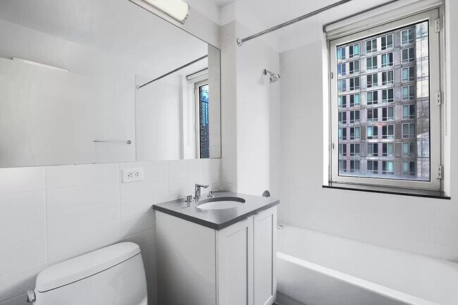 460 W 42nd St Unit 21B